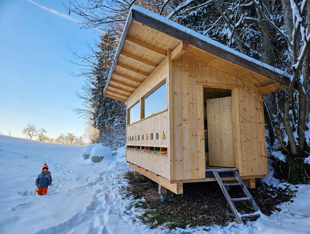 Bienenhaus im Schnee