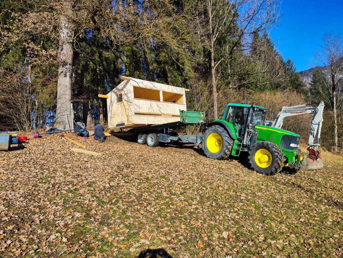 Das fertige Bienenhaus wird mit dem Traktor zum Standort gebracht